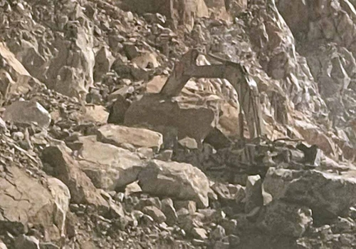 Thanh Hóa: Chủ mỏ đá tại Hà Trung bị đá đè tử vong khi đang lái máy xúc